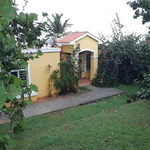 The Yellow House: Fully Equipped, Spectacular Beach View Holiday home Manati